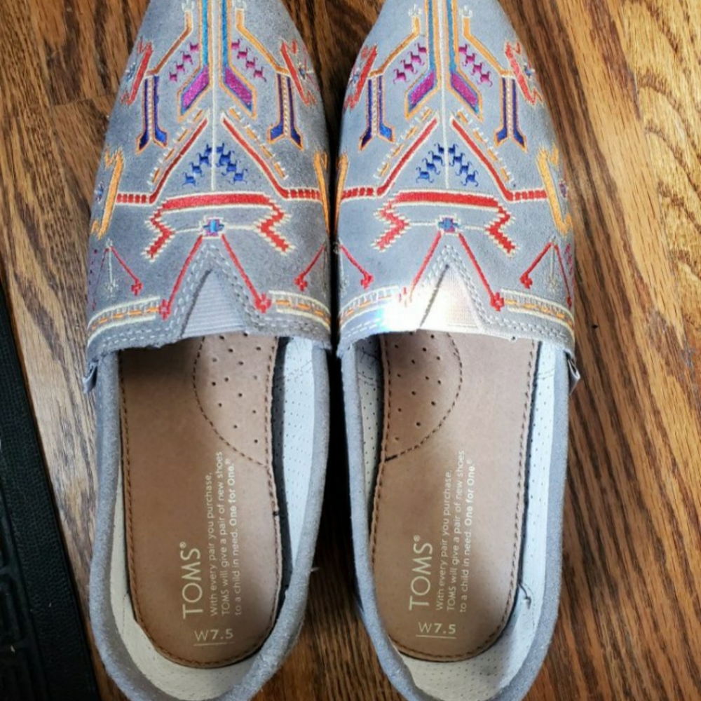 Rare Embroidered Tom's W 7.5